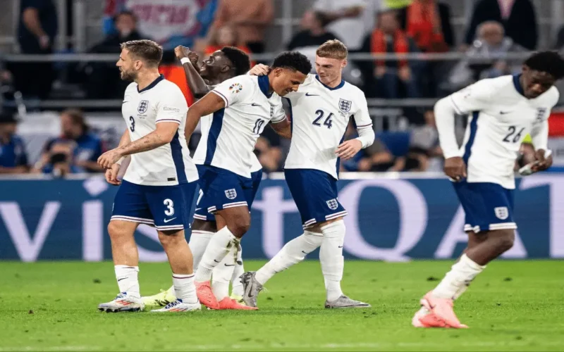 صور مسربة تضع نجم منتخب إنجلترا في مأزق بسبب علاقة مع عارضة شهيرة